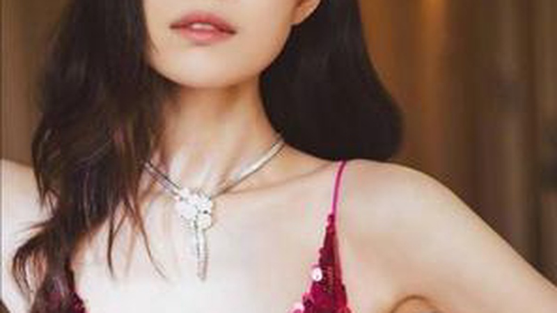 倪妮红毯“背负人偶”造型引热议时尚表达还是视觉冒犯？
